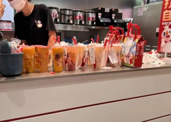 信弘配资 外卖大战周末继续，用户感慨“喝不完”