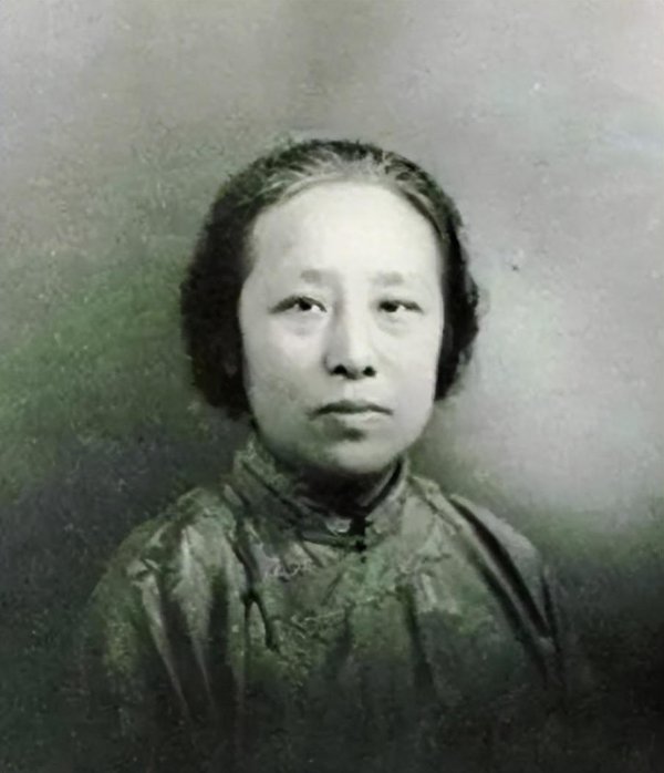 旭阳配资 何香凝病危昏迷，总理看望突然清醒，提出一个请求，总理含泪答应